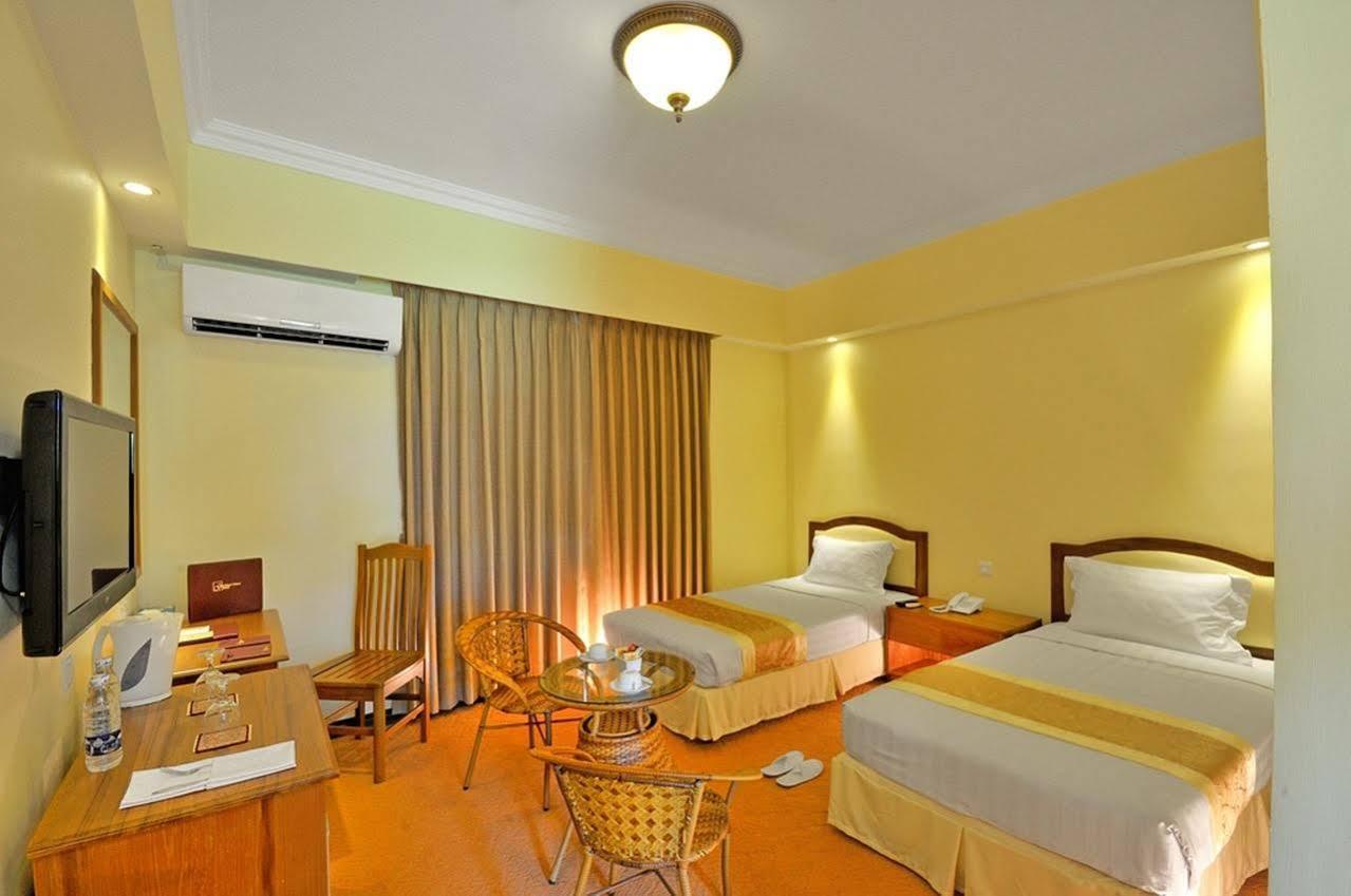 יאנגון Royal Golden View Hotel מראה חיצוני תמונה